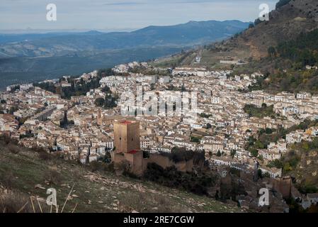 Vues sur le château de Yedra et la ville de Cazorla, dans la province de Jaen, Andalousie, Espagne. Banque D'Images