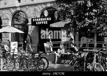 25 juillet 2023/Seattle café chaîne starbucks café café et autre chaîne américaine Hard Rick café côte à côte dans la capitale danoise Copenhague Danemark. (Photo.Francis Joseph Dean/Dean Pictures) Banque D'Images