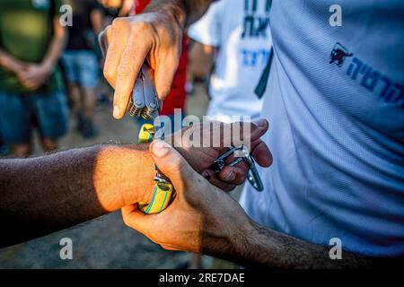 Jérusalem, Israël. 24 juillet 2023. Les manifestants ont eux-mêmes menotté avant une manifestation anti-judiciaire à Jérusalem. Le Parlement israélien a approuvé la première loi majeure du plan controversé du Premier ministre Benyamin Netanyahu visant à réformer le système judiciaire du pays, déclenchant une nouvelle explosion de manifestations de masse et tirant des accusations selon lesquelles il poussait le pays vers un régime autoritaire. (Photo Eyal Warshavsky/SOPA Images/Sipa USA) crédit : SIPA USA/Alamy Live News Banque D'Images