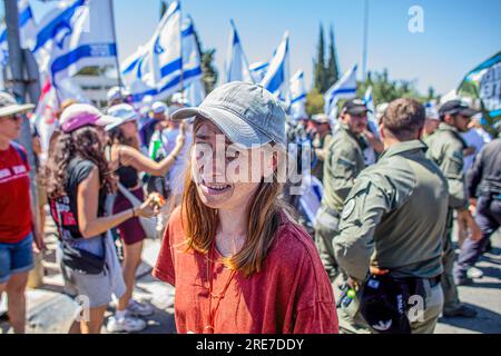 Jérusalem, Israël. 24 juillet 2023. Un manifestant pleure lors d'une manifestation contre la réforme judiciaire à Jérusalem. Le Parlement israélien a approuvé la première loi majeure du plan controversé du Premier ministre Benyamin Netanyahu visant à réformer le système judiciaire du pays, déclenchant une nouvelle explosion de manifestations de masse et tirant des accusations selon lesquelles il poussait le pays vers un régime autoritaire. (Photo Eyal Warshavsky/SOPA Images/Sipa USA) crédit : SIPA USA/Alamy Live News Banque D'Images