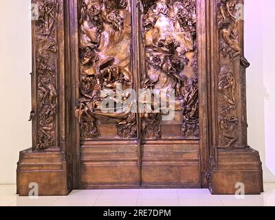 Mexico, Mexique - juillet 19 2023 : la porte de l'Enfer, sculpture monumentale créée par Auguste Rodin au Musée Soumaya Banque D'Images