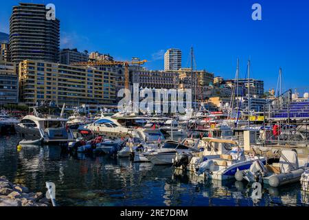 Monte Carlo, Monaco - 24 mai 2023 : Yachts de luxe et tribunes vides dans le port de plaisance du Yacht Club pour la course de F1 du Grand Prix de Monaco Banque D'Images