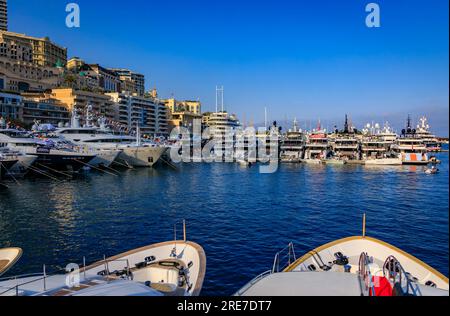 Monte Carlo, Monaco - 24 mai 2023 : immeubles d'appartements et yachts de luxe dans le port de plaisance du Yacht Club pour la course de F1 du Grand Prix de Monaco Banque D'Images