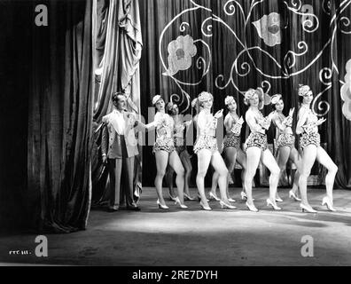 DONALD CALTHROP JESSIE MATTHEWS et Showgirls VENDREDI LE TREIZIÈME réalisateur 1933 VICTOR SAVILLE costume design Gordon Conway Gainsborough Pictures / Gaumont British Distributors Banque D'Images