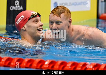 Fukuoka, Japon. 25 juillet 2023. Matthew Richards et Tom Dean, de Grande-Bretagne, réagissent après avoir remporté les médailles d’or et d’argent de la finale du 200m nage libre masculin lors des 20e Championnats du monde de natation au Marine Messe Hall A de Fukuoka (Japon), le 25 juillet 2023. Crédit : Insidefoto di andrea staccioli/Alamy Live News Banque D'Images