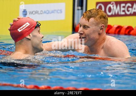 Fukuoka, Japon. 25 juillet 2023. Matthew Richards et Tom Dean, de Grande-Bretagne, réagissent après avoir remporté les médailles d’or et d’argent de la finale du 200m nage libre masculin lors des 20e Championnats du monde de natation au Marine Messe Hall A de Fukuoka (Japon), le 25 juillet 2023. Crédit : Insidefoto di andrea staccioli/Alamy Live News Banque D'Images