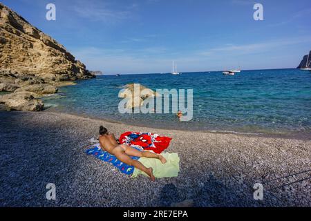 mujer soleandose desnuda, playa de es Coll Baix, a los pies del Puig de sa Talaia, Alcudia, islas baleares, Espagne Banque D'Images