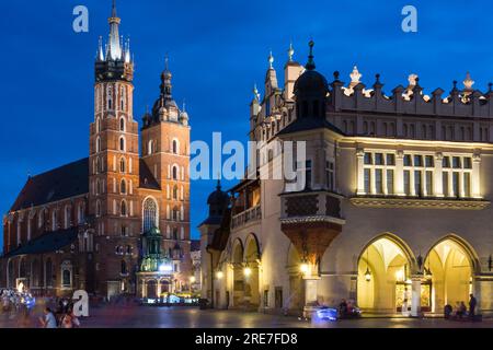 Lonja de los Paños o Cloth Hall edificio renacentista y Basilica gotica de Santa Maria, place du marché principal , plaza del mercado, Cracovie , voïvodato d Banque D'Images