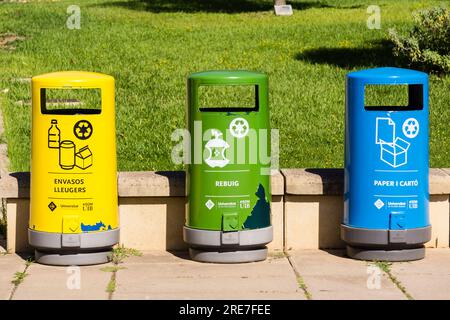 Bacs de recyclage séparés par des couleurs, Université des Îles Baléares, Majorque, Îles Baléares, Espagne, Europe Banque D'Images