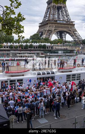 FRANCE. PARIS (75) 16 ÈME ARRONDISSEMENT. PORT DEBILLY, AU PIED DE LA TOUR EIFFEL, CÉLÉBRATION ET PRÉSENTATION DE LA TORCHE OLYMPIQUE PARIS 2024 I. Banque D'Images