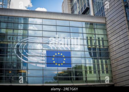 Bruxelles, Belgique, juillet 2023 : vue sur le logo du Parlement européen sur le siège européen à Bruxelles, Belgique Banque D'Images