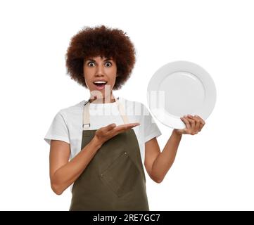 Jeune femme émotionnelle dans le tablier tenant la plaque sur fond blanc Banque D'Images