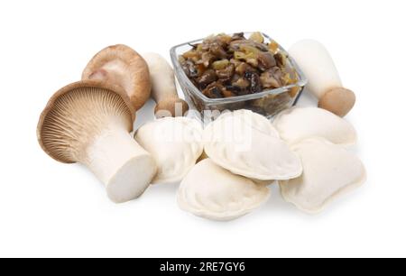 Boulettes crues (varenyky) et champignons cuits isolés sur blanc Banque D'Images