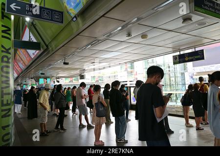 Passagers en attente de trains pour Kheha au niveau inférieur de la station d'échange Siam BTS, Bangkok Banque D'Images