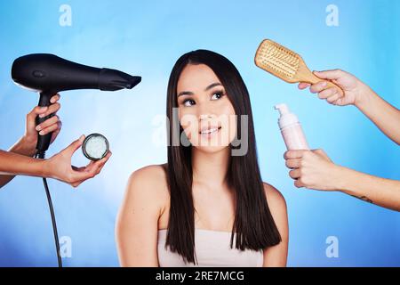 Soins capillaires, beauté et outils avec une femme en studio avec un sèche-cheveux, un produit d'auto-soin et une brosse. Salon, coiffeur et une personne modèle féminine Banque D'Images