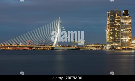 Rotterdam, pays-Bas - 2021-12-20, Skyline de Rotterdam avec pont Erasmus et jetée Wilhelmina la nuit Banque D'Images