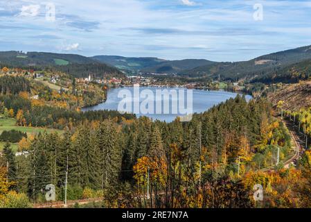 Vue d'automne du lac Titisee dans la Forêt Noire, Titisee-Neustadt, Baden-Wuerttemberg, Allemagne Banque D'Images