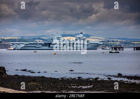 Le porte-avions britannique HMS Prince of Wales (R09) descend le Firth of Forth sur son chemin vers la mer après avoir quitté Rosyth Banque D'Images