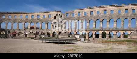 Amphithéâtre romain de Pula ou Arena (Pulska Arena ; italien : Arena di Pola, construit de 27 av. J.-C. à 68, seul l'amphithéâtre romain restant à avoir 4 côtés Banque D'Images