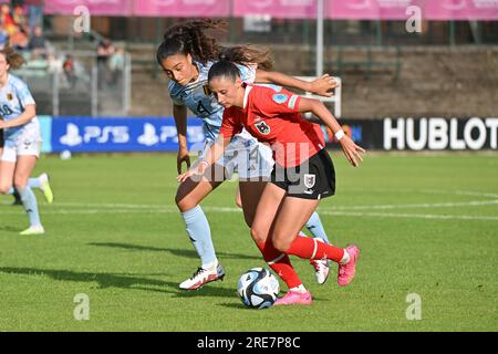 La Louvière, Belgique. 24 juillet 2023. NIA Elyn (4 ans) de Belgique et Isabel Aistleitner (7 ans) d'Autriche photographiées lors d'un match de football féminin entre les équipes nationales féminines de moins de 19 ans d'Autriche et de Belgique lors du tournoi final de L'UEFA féminin des moins de 19 ans le troisième jour de match dans le groupe A le mardi 24 juillet 2023 à Los Angeles Louvière, Belgique . Crédit : Sportpix/Alamy Live News Banque D'Images