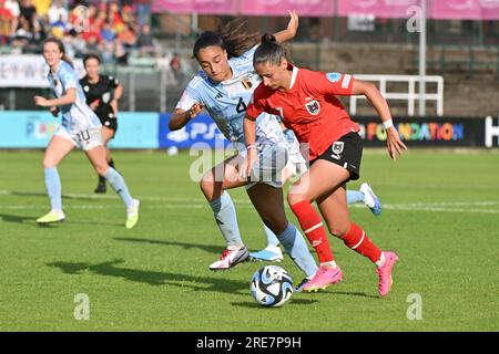 La Louvière, Belgique. 24 juillet 2023. NIA Elyn (4 ans) de Belgique et Isabel Aistleitner (7 ans) d'Autriche photographiées lors d'un match de football féminin entre les équipes nationales féminines de moins de 19 ans d'Autriche et de Belgique lors du tournoi final de L'UEFA féminin des moins de 19 ans le troisième jour de match dans le groupe A le mardi 24 juillet 2023 à Los Angeles Louvière, Belgique . Crédit : Sportpix/Alamy Live News Banque D'Images