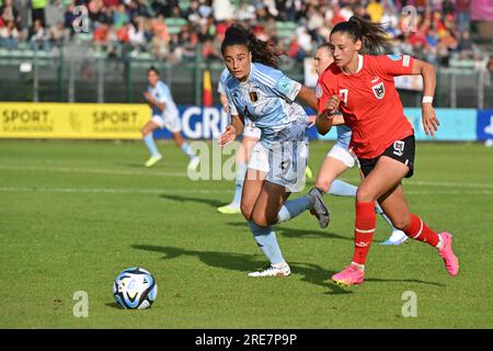 La Louvière, Belgique. 24 juillet 2023. NIA Elyn (4 ans) de Belgique et Isabel Aistleitner (7 ans) d'Autriche photographiées lors d'un match de football féminin entre les équipes nationales féminines de moins de 19 ans d'Autriche et de Belgique lors du tournoi final de L'UEFA féminin des moins de 19 ans le troisième jour de match dans le groupe A le mardi 24 juillet 2023 à Los Angeles Louvière, Belgique . Crédit : Sportpix/Alamy Live News Banque D'Images