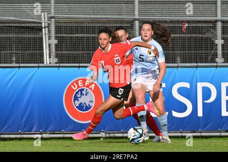 Ines Van Gansbeke (5 ans) de Belgique et Isabel Aistleitner (7 ans) d'Autriche photographiées lors d'un match de football féminin entre les équipes nationales féminines de moins de 19 ans d'Autriche et de Belgique au Tournoi final de L'UEFA des moins de 19 ans le troisième jour de match dans le Groupe A, mardi 24 juillet 2023 La Louvière , Belgique . PHOTO SPORTPIX | Dirk Vuylsteke Banque D'Images