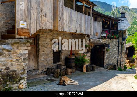 Village médiéval isolé et bien préservé de Peñalba de Santiago Valle del Silencio. Ponferrada, El Bierzo, Léon, Castilla y Leon. Espagne. Banque D'Images