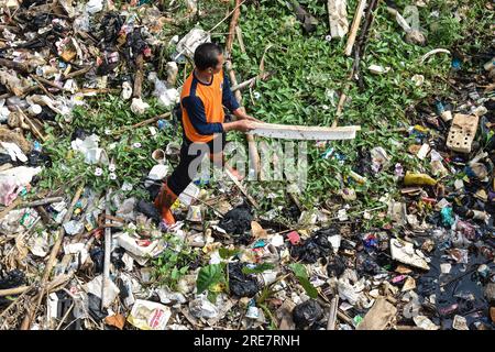 Régence de Bandung, Java Ouest, Indonésie. 26 juillet 2023. Les résidents et les militants écologistes nettoient les ordures qui se sont accumulées dans le barrage de Bugel Sungai Cikeruh, à Cileunyi. L'action de nettoyage de la rivière lancée par la communauté Pandarawa et à laquelle ont participé diverses communautés environnementales, des étudiants, des policiers et des militaires ainsi que la communauté environnante a été organisée en commémoration de la Journée nationale de la rivière. En plus d'éduquer le public à prendre soin de l'environnement et à garder la rivière propre. Crédit : Dimas Rachmatsyah/Alamy Live News Banque D'Images