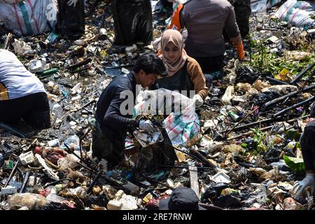 Régence de Bandung, Java Ouest, Indonésie. 26 juillet 2023. Les résidents et les militants écologistes nettoient les ordures qui se sont accumulées dans le barrage de Bugel Sungai Cikeruh, à Cileunyi. L'action de nettoyage de la rivière lancée par la communauté Pandarawa et à laquelle ont participé diverses communautés environnementales, des étudiants, des policiers et des militaires ainsi que la communauté environnante a été organisée en commémoration de la Journée nationale de la rivière. En plus d'éduquer le public à prendre soin de l'environnement et à garder la rivière propre. Crédit : Dimas Rachmatsyah/Alamy Live News Banque D'Images