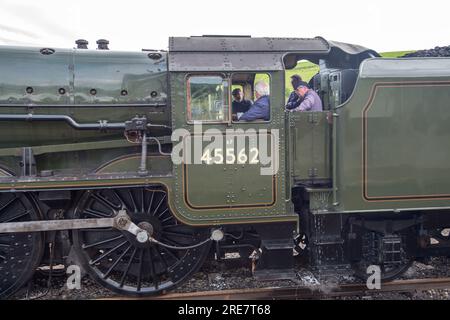 La Sierra Leone aka Galatea (plus les numéros non concordants) a conservé la machine à vapeur britannique en attendant l'arrivée de ses autocars le 25 juillet 2023 Banque D'Images