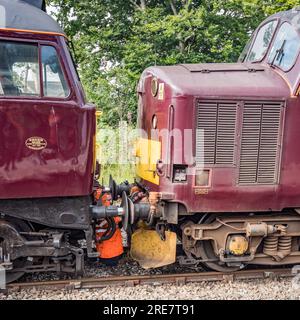 Diesel 'Chris Fudge' reliant jusqu'à la locomotive diesel sans nom WCR 37706 dans la livrée WCR 'Claret', à l'arrière du train à vapeur Sierra Leone le 25 juillet 2023. Banque D'Images