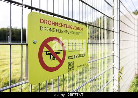 "Vols de drones interdits" est écrit sur a est écrit sur une clôture à l'aéroport de duesseldorf. Banque D'Images