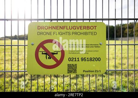 "Vols de drones interdits" est écrit sur a est écrit sur une clôture à l'aéroport de duesseldorf. Banque D'Images