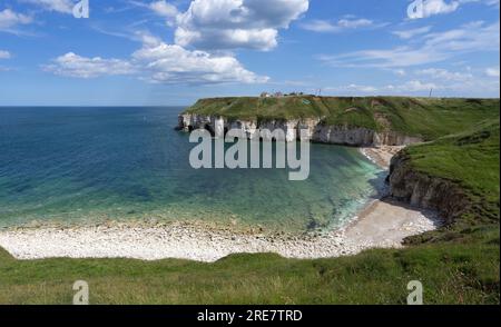 Vue sur la baie Thornwick et sa plage rocheuse, ses falaises de craie et ses grottes au sommet d'une falaise. C'est une destination de vacances très populaire en été. Ceci se trouve sur le Banque D'Images