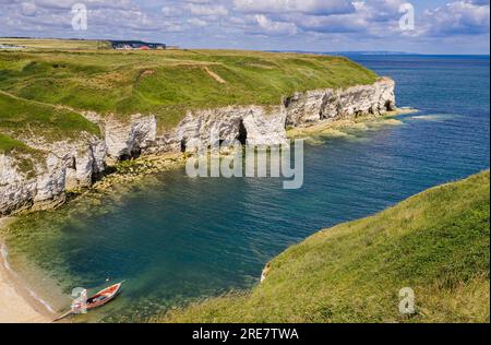 Un North Landing ensoleillé, tôt le matin avec ses falaises de craie blanche et ses grottes. Cette crique populaire fait partie de la côte de Flamborough Head Banque D'Images