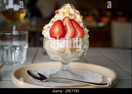 Délicieux sundae de crème glacée à la fraise et à la vanille Banque D'Images
