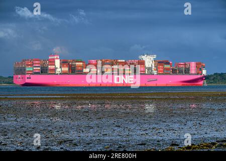 One Ingenuity est un porte-conteneurs Megamax de 24 000 EVP déployé sur le service Asia to Europe (FE3) par Ocean Network Express. Banque D'Images