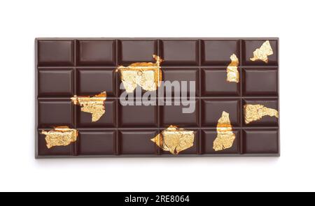 Vue de dessus de la barre de chocolat noir avec des morceaux de feuille d'or comestible isolé sur blanc Banque D'Images