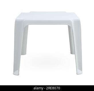 Vue de face de la table d'appoint en plastique blanc carré de patio isolé sur blanc Banque D'Images