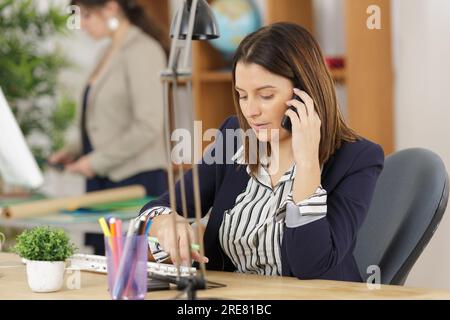 femme d'affaires employée de bureau donnant des instructions par appel téléphonique Banque D'Images