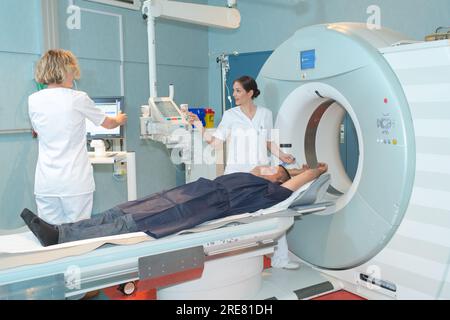 le médecin appuie sur les boutons du tomographe irm Banque D'Images