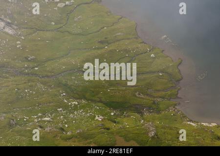 Vue aérienne d'un delta au lac Bliznaka (Twin) dans les montagnes de Rila, Bulgarie Banque D'Images