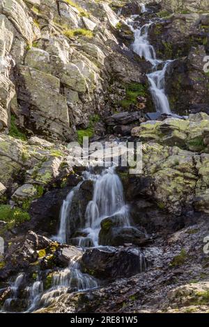 Cascade dans les montagnes de Rila, Bulgarie Banque D'Images