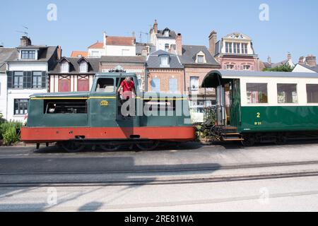 Moteur diesel Nord 352 se préparant à quitter St Valery sur somme avec un train Banque D'Images