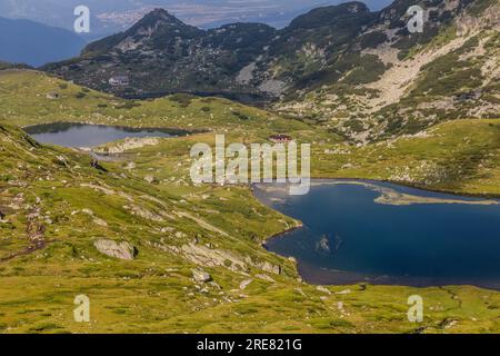 Vue aérienne du lac Trilistnika (Trefoil) et Bliznaka (Twin) dans les montagnes de Rila, Bulgarie Banque D'Images