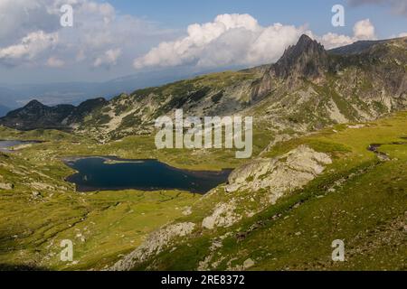 Vue aérienne du lac Bliznaka (Twin) dans les montagnes de Rila, Bulgarie Banque D'Images