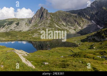 Vue aérienne du lac Bliznaka (Twin) dans les montagnes de Rila, Bulgarie Banque D'Images