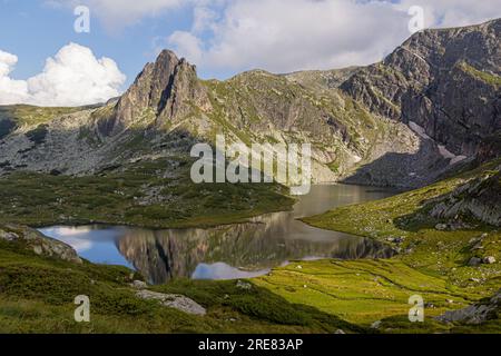 Vue aérienne du lac Bliznaka (Twin) dans les montagnes de Rila, Bulgarie Banque D'Images