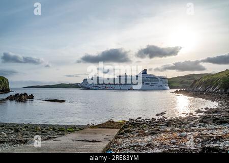 KILLYBEGS, IRLANDE - 16 2023 MAI : départ de l'étoile norvégienne après une visite à Killybegs. Banque D'Images